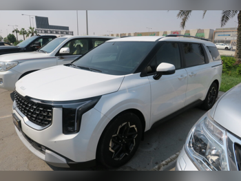كيا  كارنفال  2025  اوتوماتيك  14,000 كم  4 سلندر  سحب امامي  فان \ باص  أبيض  تحت الضمان