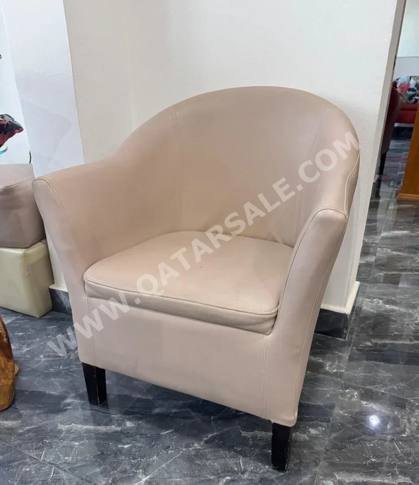 الأرائك والكنب والكراسي كرسي بذراعين  - جلدية الماتش  - اللون البيج