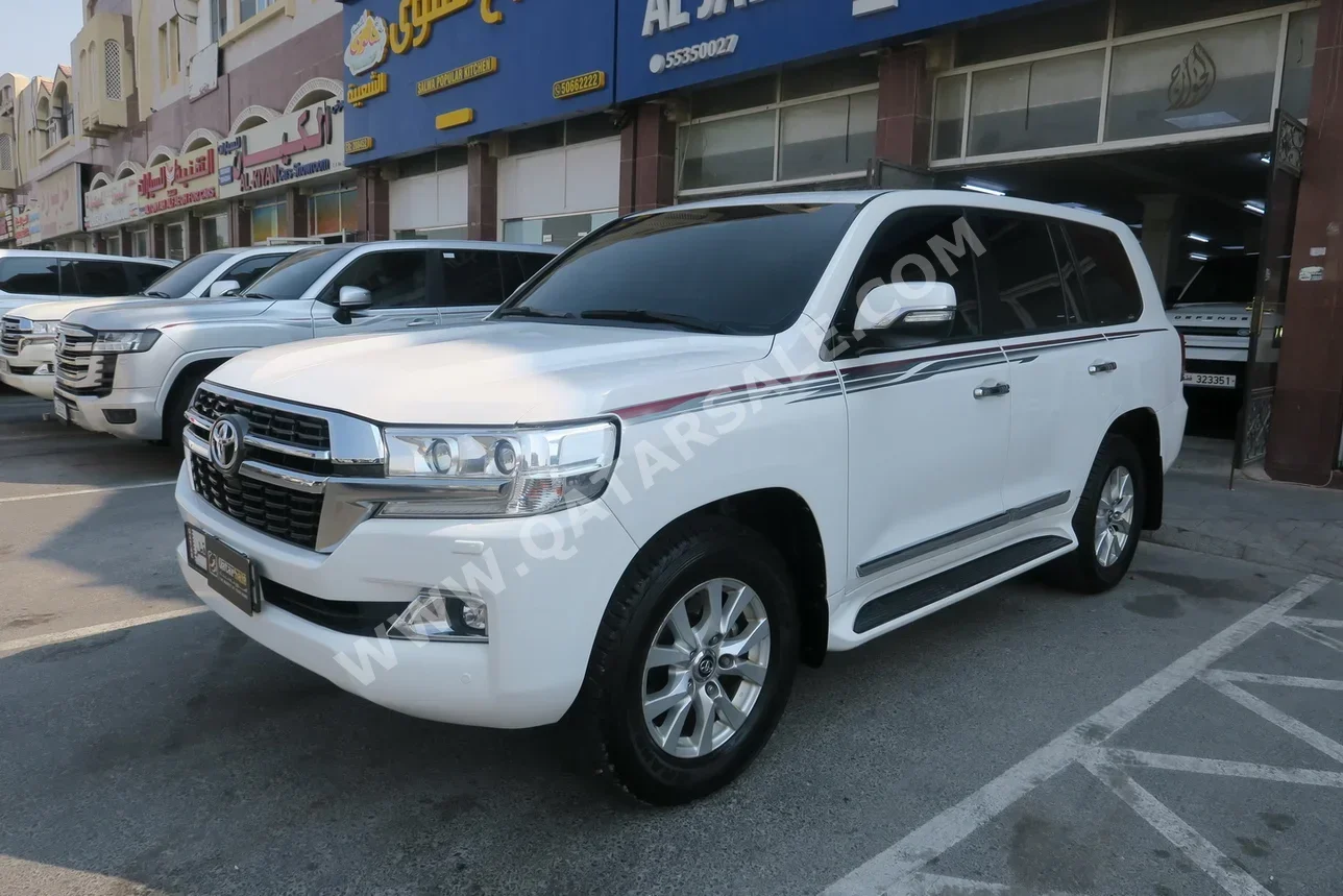 تويوتا  لاند كروزر  جي اكس ار  2018  اوتوماتيك  273,000 كم  8 سلندر  دفع رباعي  اس يو في  أبيض