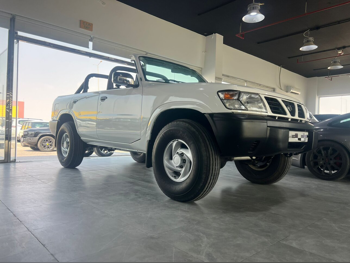 نيسان  باترول  جي ال  1998  عادي  97,000 كم  6 سلندر  دفع رباعي  بيكب  أبيض