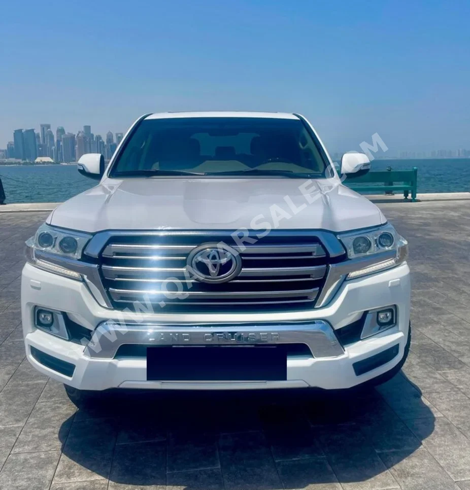تويوتا  لاند كروزر  جي اكس ار  2019  اوتوماتيك  130,800 كم  6 سلندر  دفع رباعي  اس يو في  أبيض
