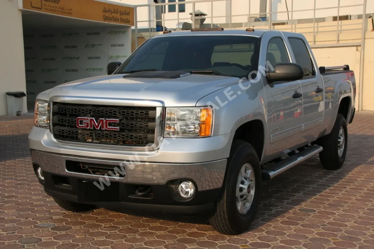 GMC  Sierra  2500 HD  2011  Automatic  220,000 Km  8 Cylinder  Four Wheel Drive (4WD)  Pick Up  Silver