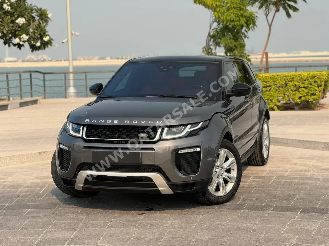 لاند روفر أيفوك داينمك 2017 اوتوماتيك 79,000 كم 4 سلندر دفع رباعي اس يو في رمادي