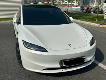 تسلا مودل 3 لونج راينج 2025 اوتوماتيك 15,000 كم 0 سلندر دفع كلي مستمر سيدان أبيض تحت الضمان