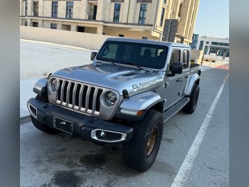 Jeep Gladiator Overland 2020 Automatic 58,000 Km 6 Cylinder Four Wheel Drive (4WD) Pick Up Gray Metallic With Warranty