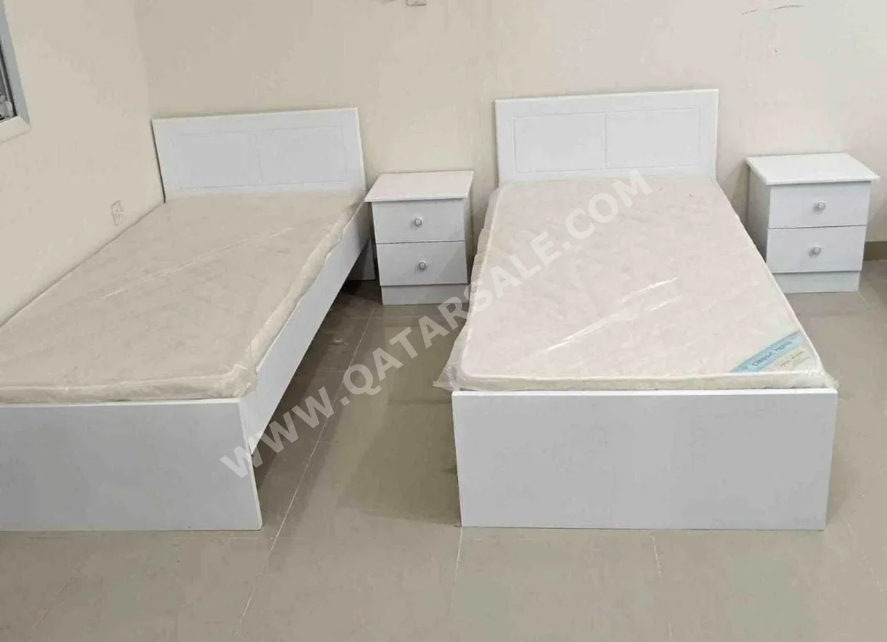 الأسّرة - فردي  - أبيض  - متضمنة المرتبة  - مع طاولة سرير جانبية