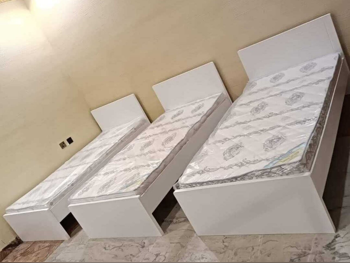 الأسّرة - فردي  - أبيض  - متضمنة المرتبة  - مع طاولة سرير جانبية