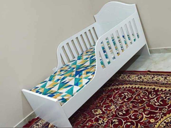 الأسّرة - فردي  - أبيض  - متضمنة المرتبة