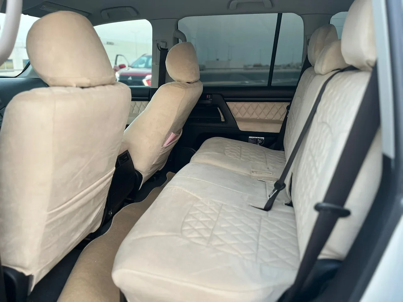 تويوتا  لاند كروزر  جي  2013  اوتوماتيك  305,000 كم  6 سلندر  دفع رباعي  اس يو في  أبيض