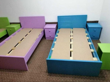 الأسّرة - فردي  - متعدد الألوان  - متضمنة المرتبة  - مع طاولة سرير جانبية