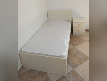 الأسّرة - فردي  - البرتقالي  - متضمنة المرتبة  - مع طاولة سرير جانبية