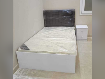 الأسّرة - فردي  - أسود  - متضمنة المرتبة  - مع طاولة سرير جانبية