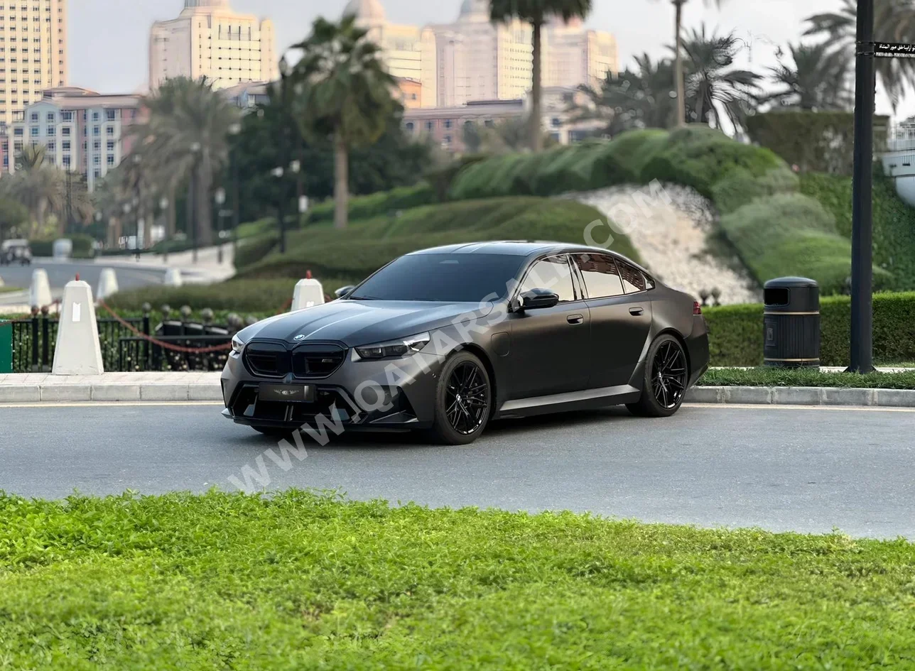 بي ام دبليو  الفئة - ام  5  2025  اوتوماتيك  4,000 كم  8 سلندر  دفع خلفي  سيدان  أسود  تحت الضمان