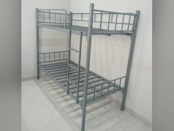 الأسّرة - فردي  - اللون الرمادي  - متضمنة المرتبة