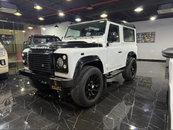 لاند روفر  ديفيندر  90 اس اي اوربان  2014  عادي  187,000 كم  4 سلندر  دفع كلي مستمر  اس يو في  أبيض و أسود