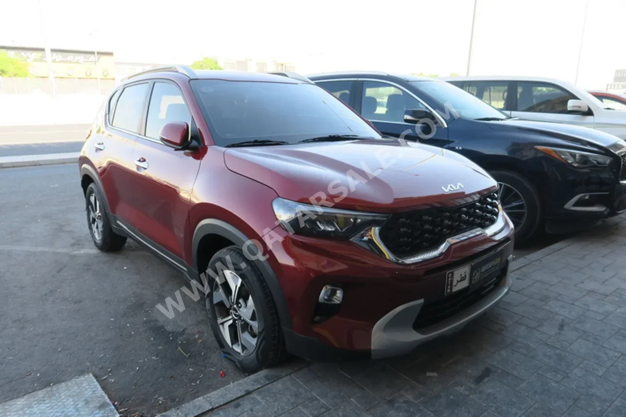 كيا سونيت 2023 اوتوماتيك 13,000 كم 4 سلندر سحب امامي اس يو في أحمر تحت الضمان
