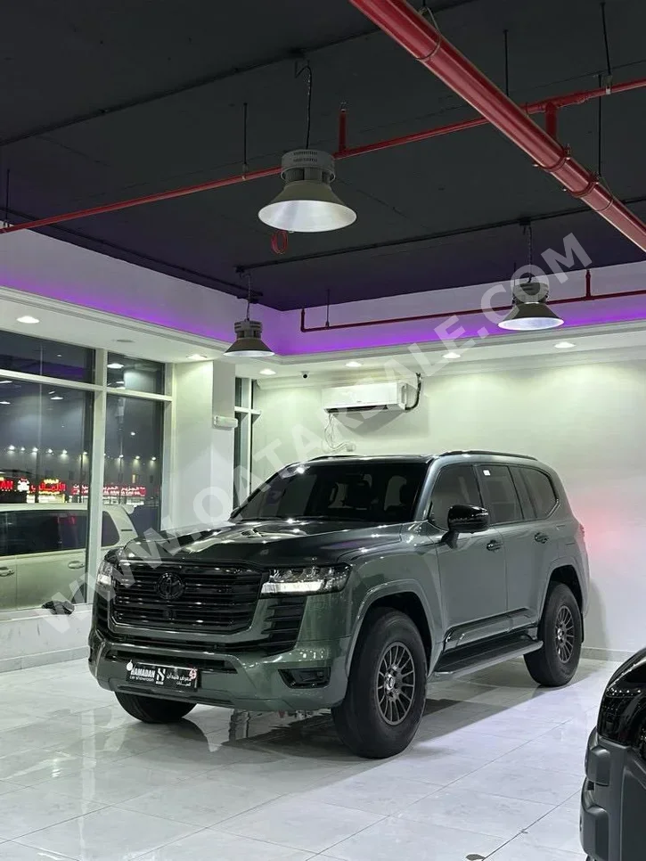 تويوتا  لاند كروزر  جي اكس ار توين توربو  2022  اوتوماتيك  103,000 كم  6 سلندر  دفع رباعي  اس يو في  رمادي