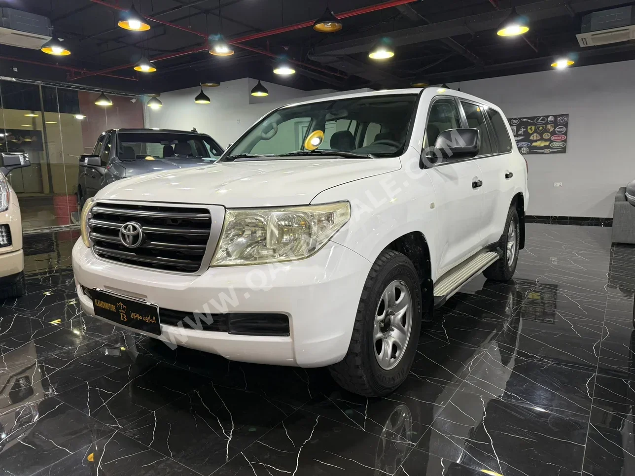 تويوتا  لاند كروزر  جي  2011  اوتوماتيك  236,000 كم  6 سلندر  دفع رباعي  اس يو في  ابيض وأحمر