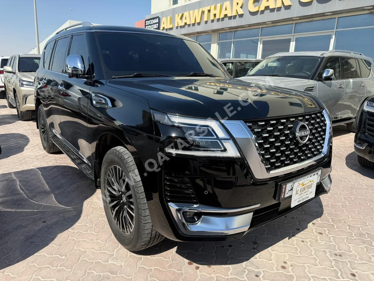 نيسان باترول بلاتنيوم 2023 اوتوماتيك 26,000 كم 8 سلندر دفع رباعي اس يو في أسود تحت الضمان