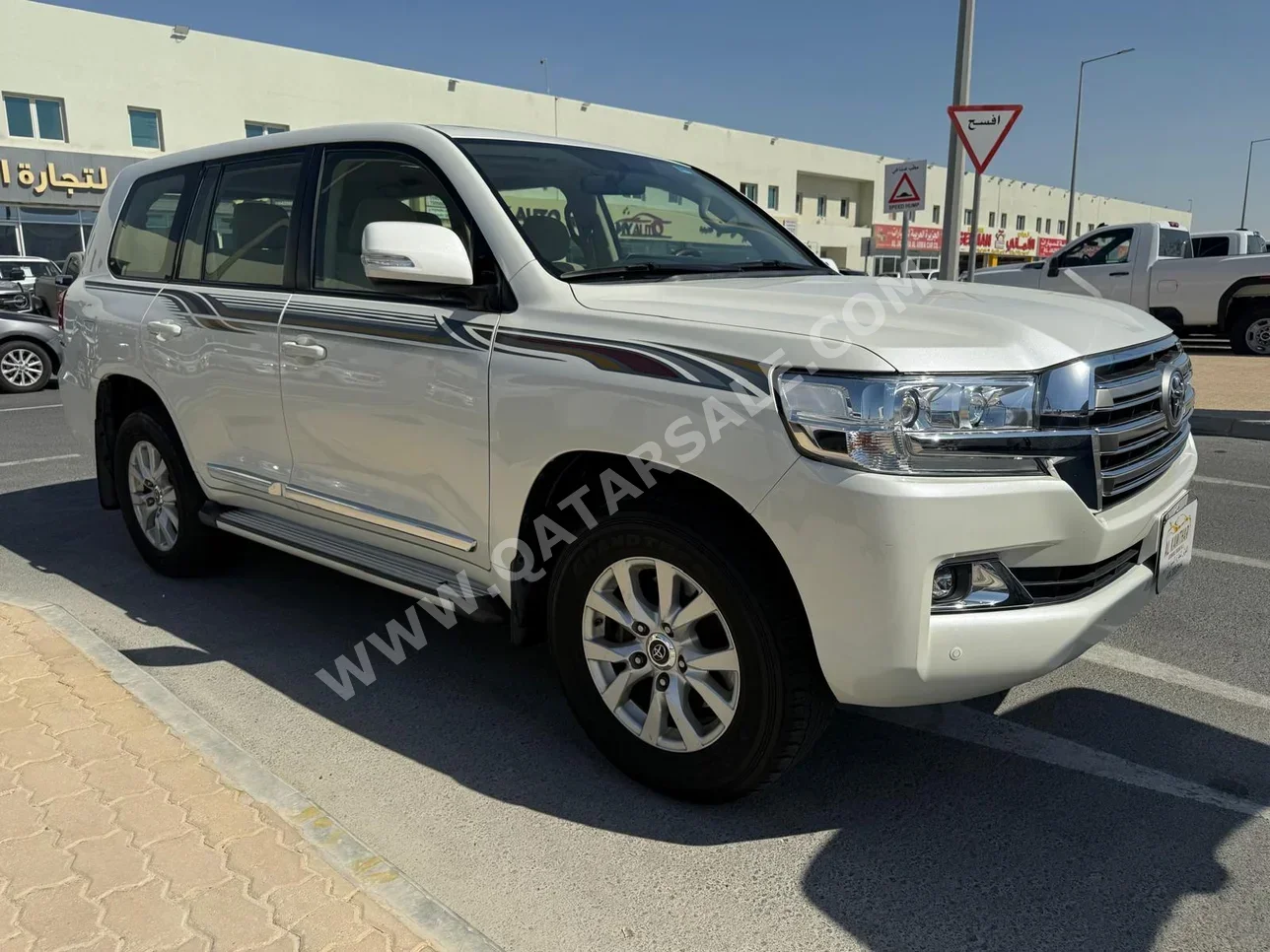 تويوتا لاند كروزر جي اكس ار 2017 اوتوماتيك 133,000 كم 6 سلندر دفع رباعي اس يو في أبيض