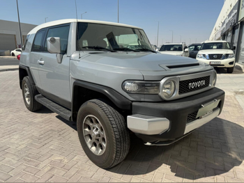 تويوتا إف جي كروزر 2013 اوتوماتيك 360,000 كم 6 سلندر دفع رباعي اس يو في رمادي