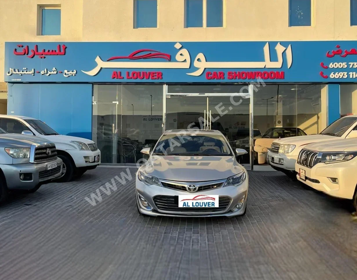 تويوتا أفالون لمتيد 2013 اوتوماتيك 157,000 كم 6 سلندر سحب امامي سيدان فضي