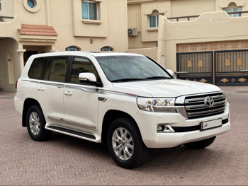تويوتا لاند كروزر جي اكس ار 2021 اوتوماتيك 97,500 كم 6 سلندر دفع رباعي اس يو في أبيض