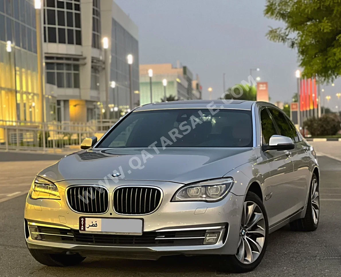 بي ام دبليو الفئة - السابعة 730 Li 2015 اوتوماتيك 213,000 كم 6 سلندر دفع خلفي سيدان فضي