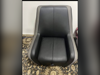 الأرائك والكنب والكراسي كرسي بذراعين  - جلدية الماتش  - أسود