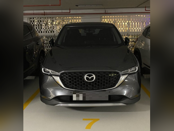 مازدا  سي اكس  5  2023  اوتوماتيك  35,000 كم  4 سلندر  دفع رباعي  اس يو في  رمادي  تحت الضمان