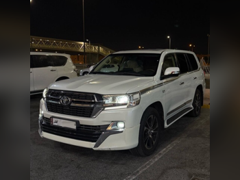 Toyota Land Cruiser VXR 2016 Automatic 229,000 Km 8 Cylinder Four Wheel Drive (4WD) SUV White