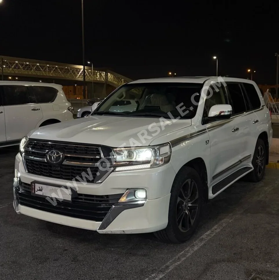 Toyota Land Cruiser VXR 2016 Automatic 229,000 Km 8 Cylinder Four Wheel Drive (4WD) SUV White