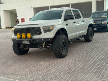 تويوتا تندرا تي ار دي 2015 اوتوماتيك 88,000 كم 8 سلندر دفع رباعي بيكب رمادي تحت الضمان