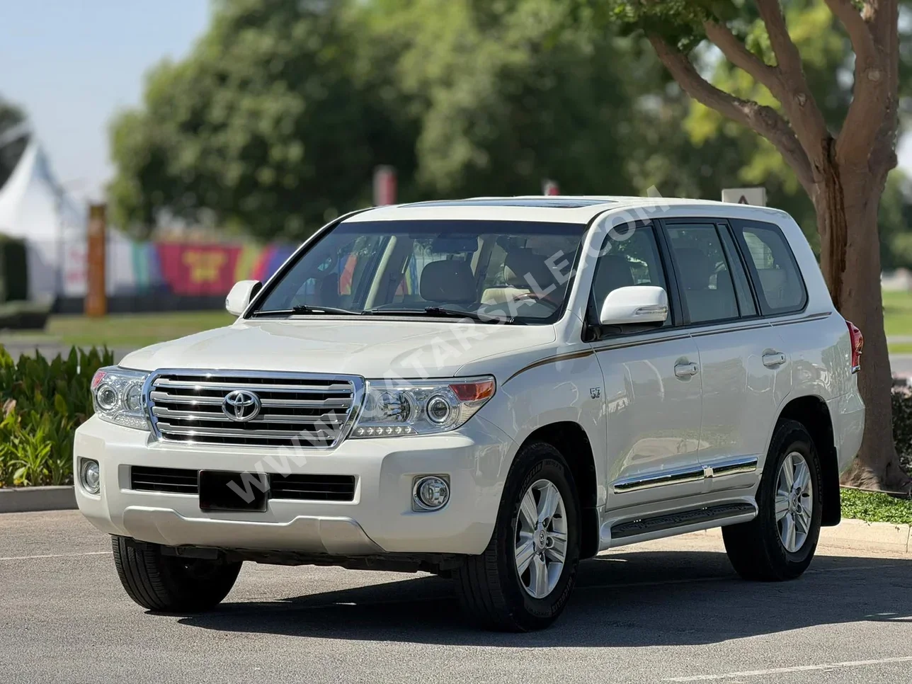 Toyota Land Cruiser VXR 2015 Automatic 138,000 Km 8 Cylinder Four Wheel Drive (4WD) SUV White
