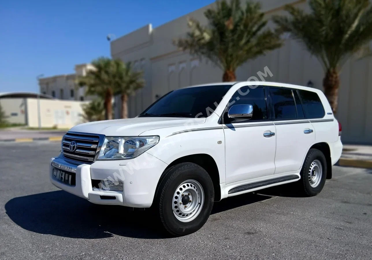Toyota Land Cruiser VXR 2011 Automatic 397,000 Km 8 Cylinder Four Wheel Drive (4WD) SUV White