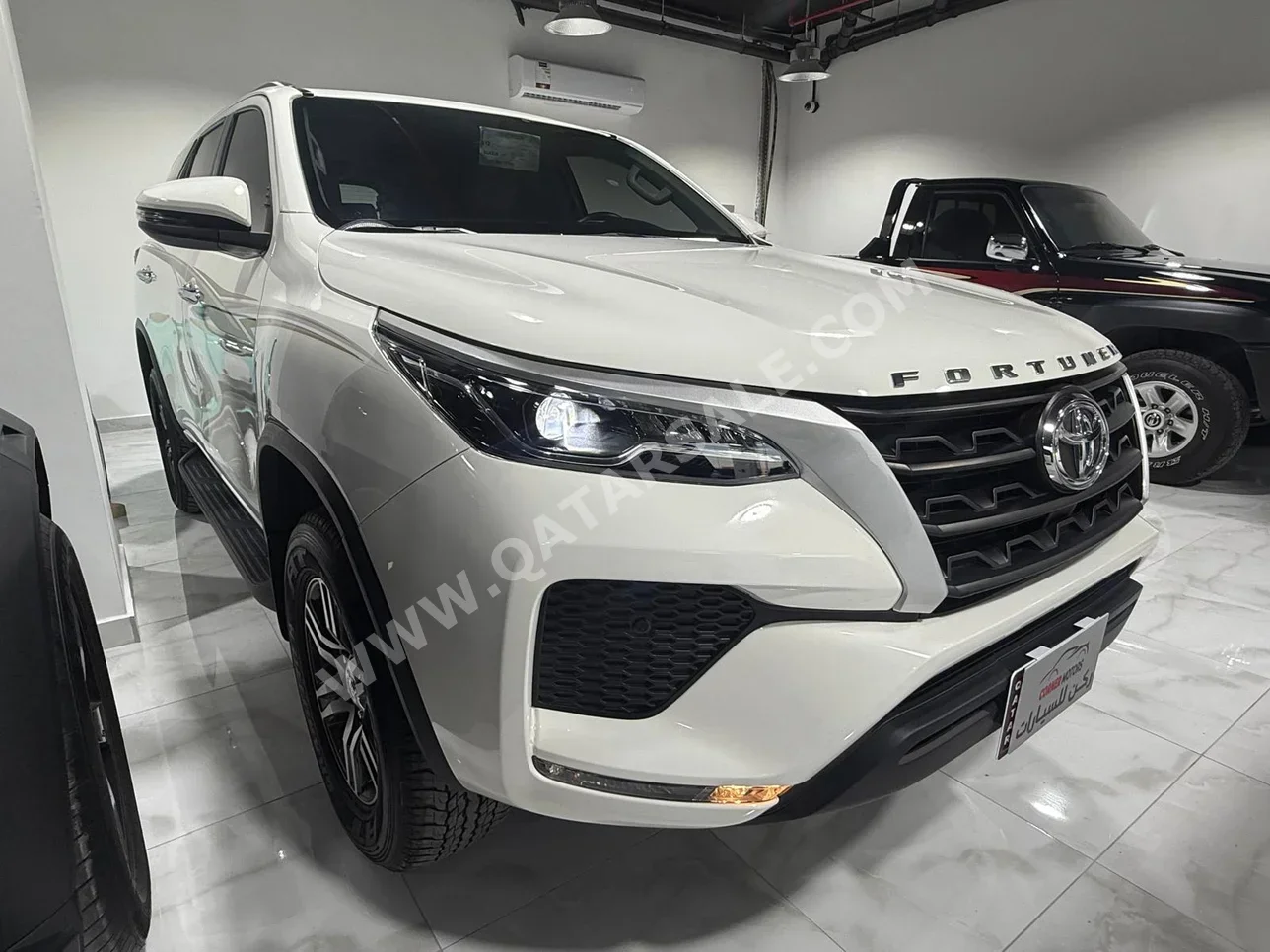 تويوتا فورشنر 2024 اوتوماتيك 53,000 كم 6 سلندر دفع رباعي اس يو في أبيض تحت الضمان