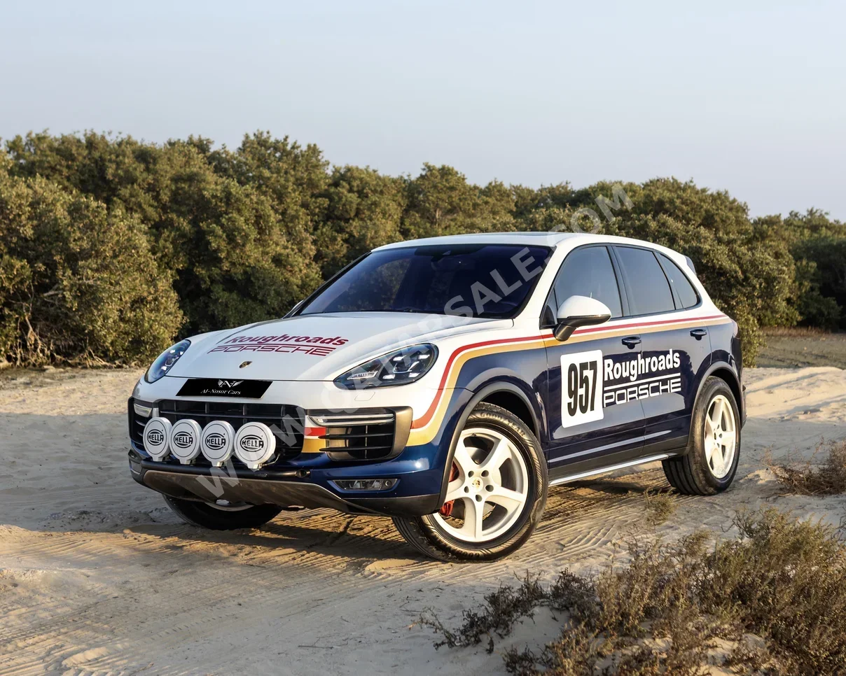 بورش كيان توربو 2015 اوتوماتيك 178,000 كم 8 سلندر دفع رباعي اس يو في أزرق و أبيض