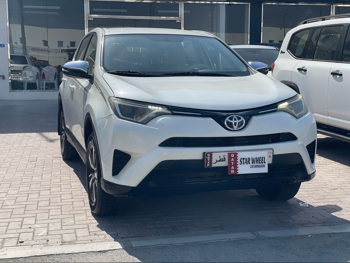 تويوتا راف 4 2016 اوتوماتيك 236,000 كم 4 سلندر دفع رباعي اس يو في أبيض