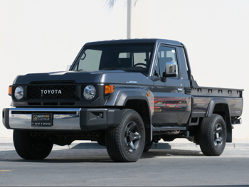 تويوتا لاند كروزر ال اكس 2025 اوتوماتيك 42,000 كم 6 سلندر دفع رباعي بيكب رمادي غامق تحت الضمان