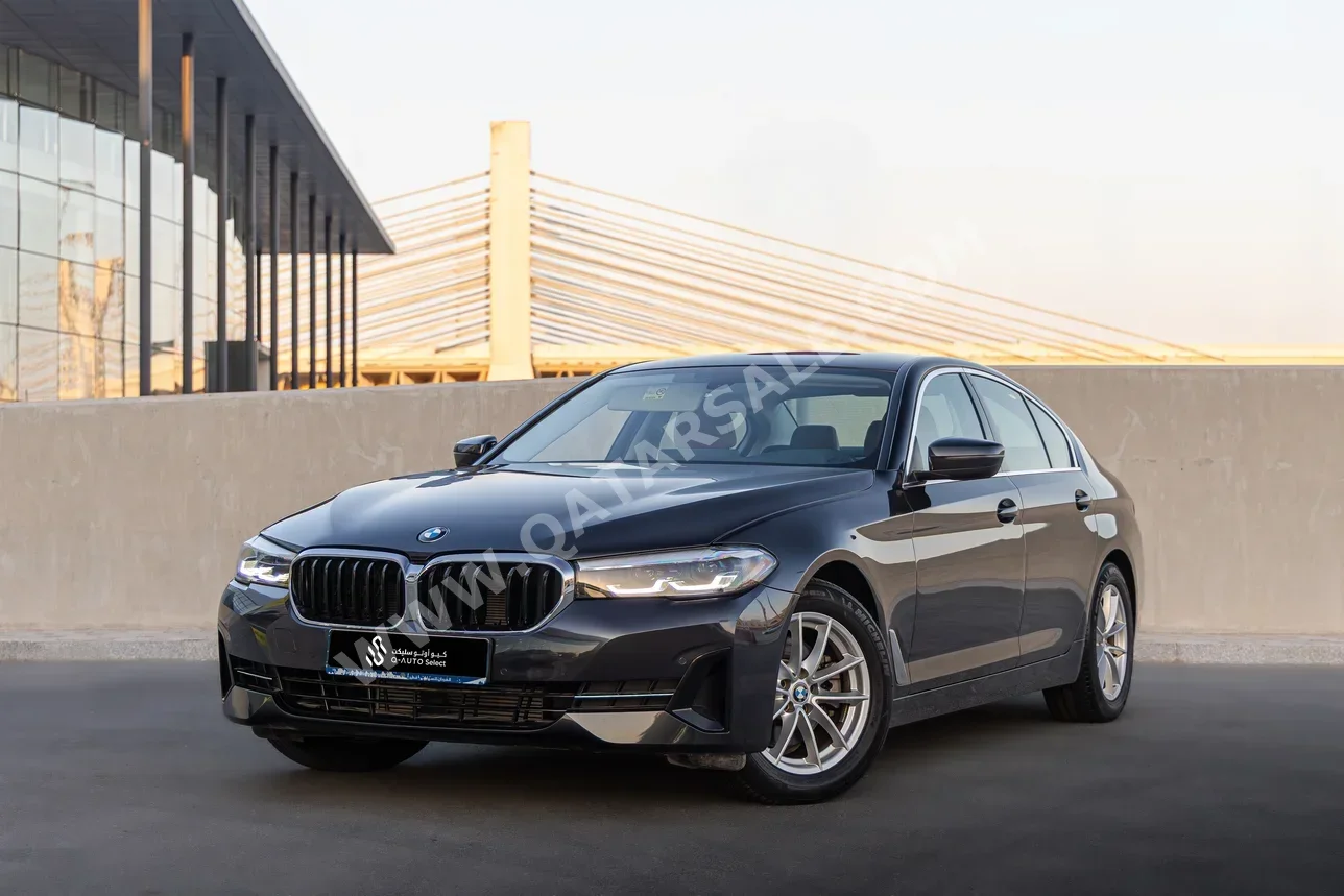 بي ام دبليو الفئة - الخامسة 520i 2023 اوتوماتيك 17,000 كم 4 سلندر دفع كلي مستمر سيدان رمادي غامق