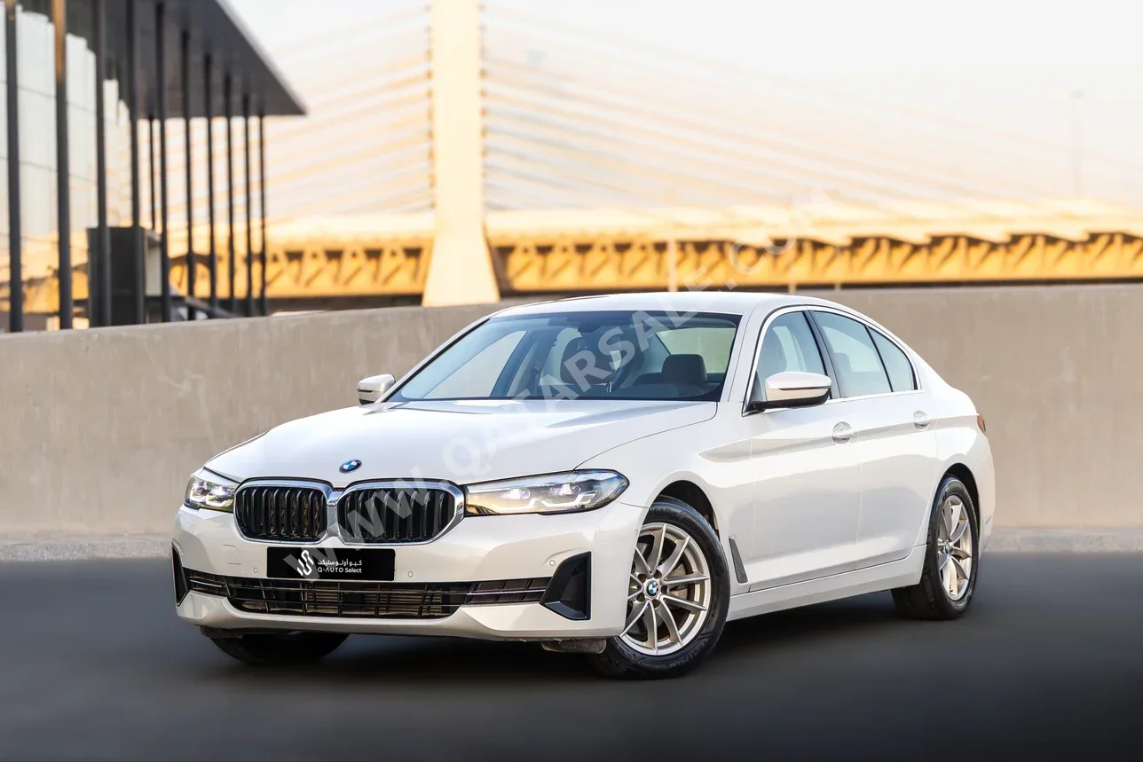 بي ام دبليو الفئة - الخامسة 520i 2023 اوتوماتيك 16,100 كم 4 سلندر دفع كلي مستمر سيدان أبيض