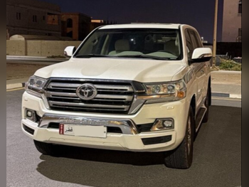 Toyota Land Cruiser GXR 2017 Automatic 252,000 Km 8 Cylinder Four Wheel Drive (4WD) SUV Pearl