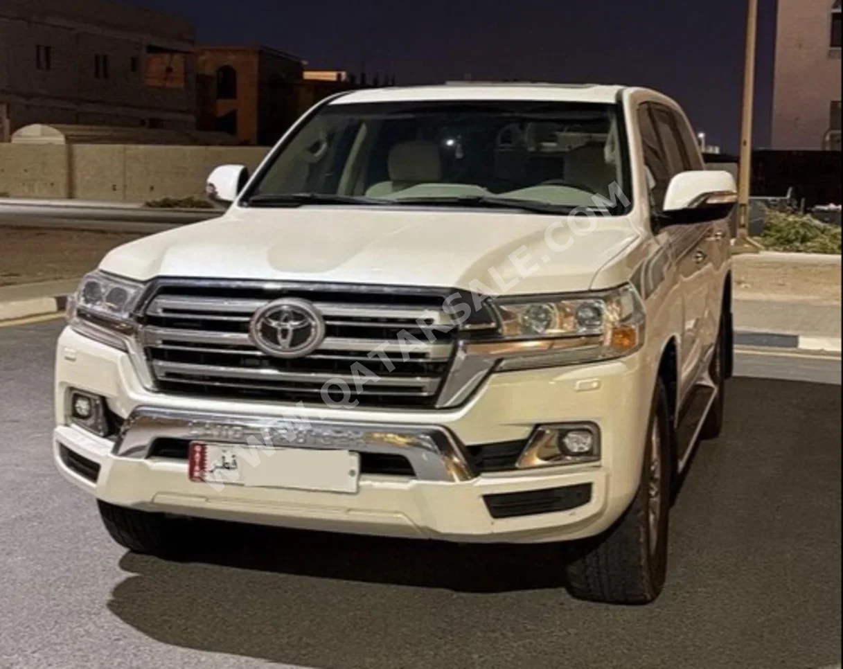 تويوتا لاند كروزر جي اكس ار 2017 اوتوماتيك 252,000 كم 8 سلندر دفع رباعي اس يو في أبيض لؤلؤي
