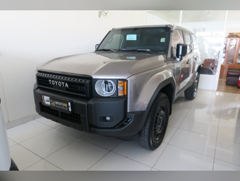 تويوتا برادو 2025 اوتوماتيك 1,000 كم 4 سلندر دفع رباعي اس يو في بني تحت الضمان