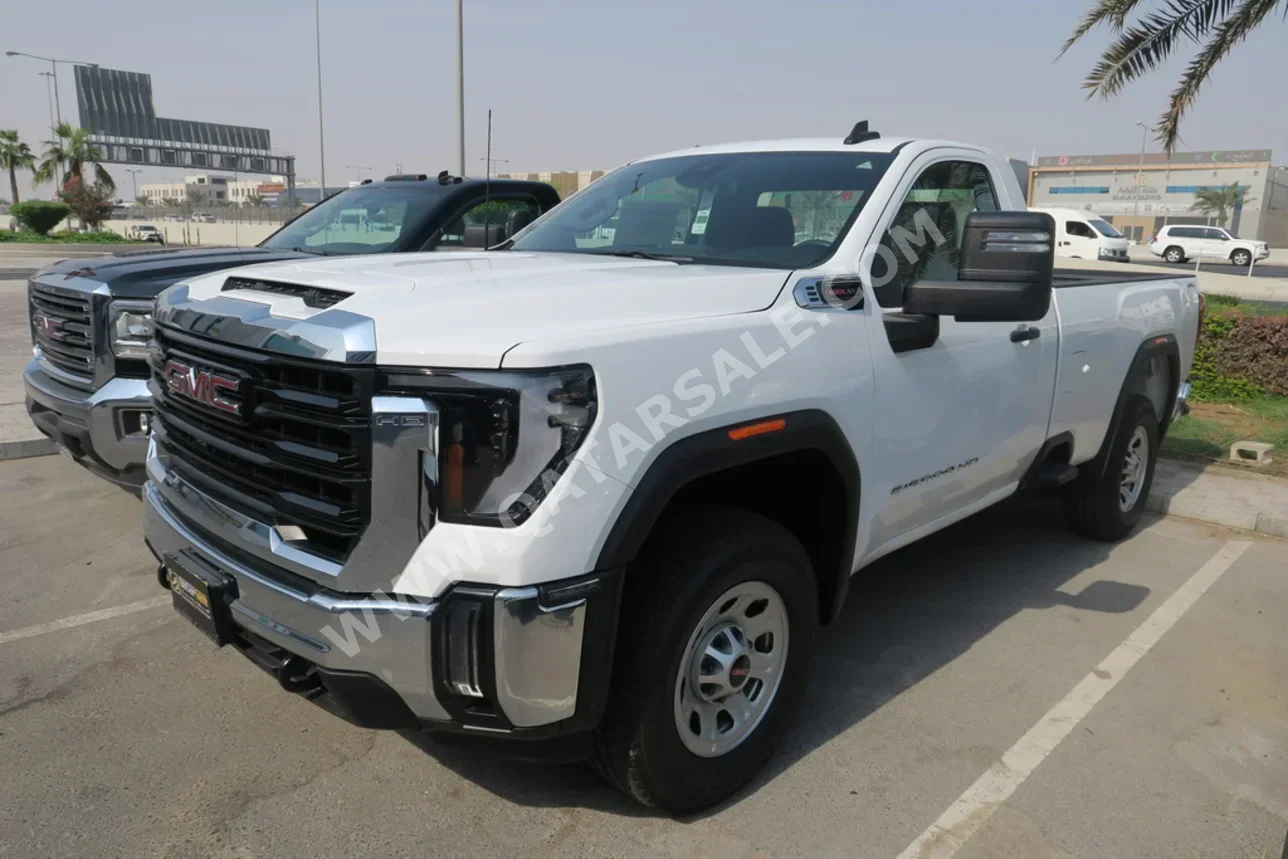 جي ام سي سييرا 2500 HD 2025 اوتوماتيك 300 كم 8 سلندر دفع رباعي بيكب أبيض تحت الضمان
