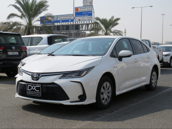 تويوتا كورولا هايبرد 2022 اوتوماتيك 149,000 كم 4 سلندر سحب امامي سيدان أبيض