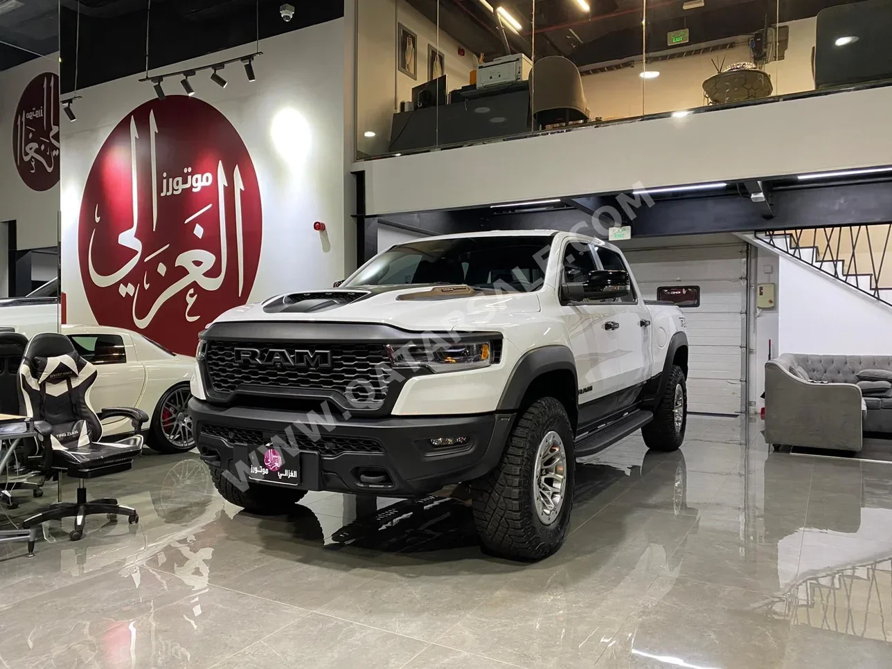دودج رام 1500 ار اتش او 2025 اوتوماتيك 3,000 كم 8 سلندر دفع رباعي بيكب أبيض تحت الضمان