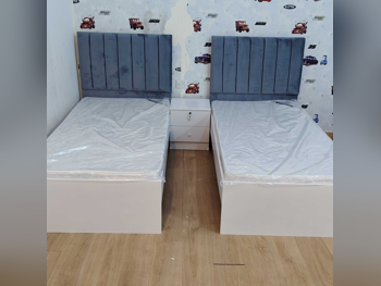 الأسّرة - فردي - اللون الرمادي - متضمنة المرتبة - مع طاولة سرير جانبية