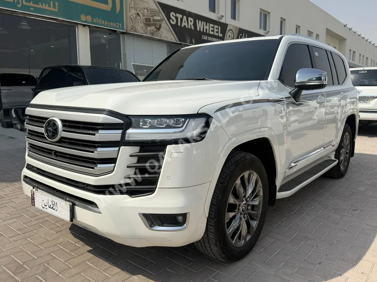 تويوتا لاند كروزر في اكس ار 2023 اوتوماتيك 68,000 كم 8 سلندر دفع رباعي اس يو في أبيض تحت الضمان