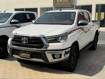 تويوتا هاي لوكس 2024 اوتوماتيك 25,000 كم 4 سلندر دفع رباعي بيكب أبيض تحت الضمان